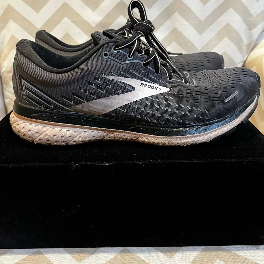 Brooks Ghost 13 size 9 gray and pink sneakers - Picture 4 of 9